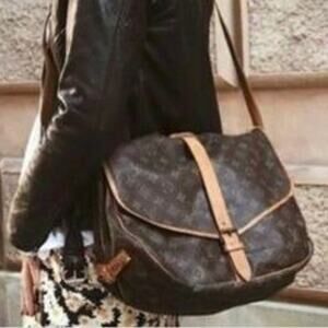 ⭐🔥AUTHENTIC🔥⭐Louis Vuitton Saumur 43 Crossbody bag